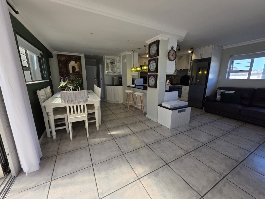 6 Bedroom Property for Sale in Oceanview Heights Western Cape